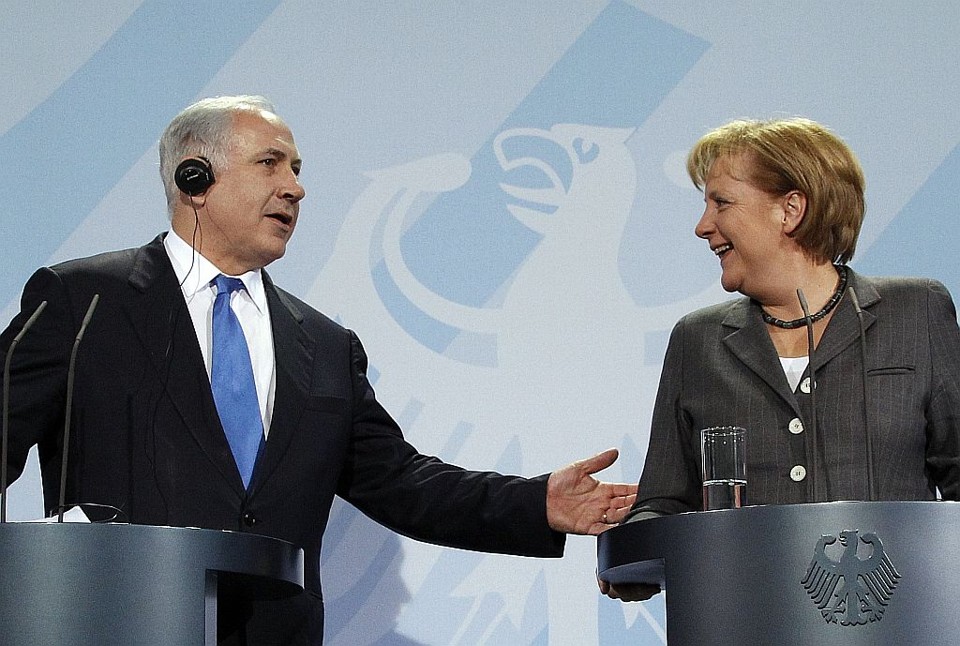 Angela Merkel e Benjamin Netanyahu durante encontro em que a primeira-ministra alertou o Irã sobre sanções | reuters