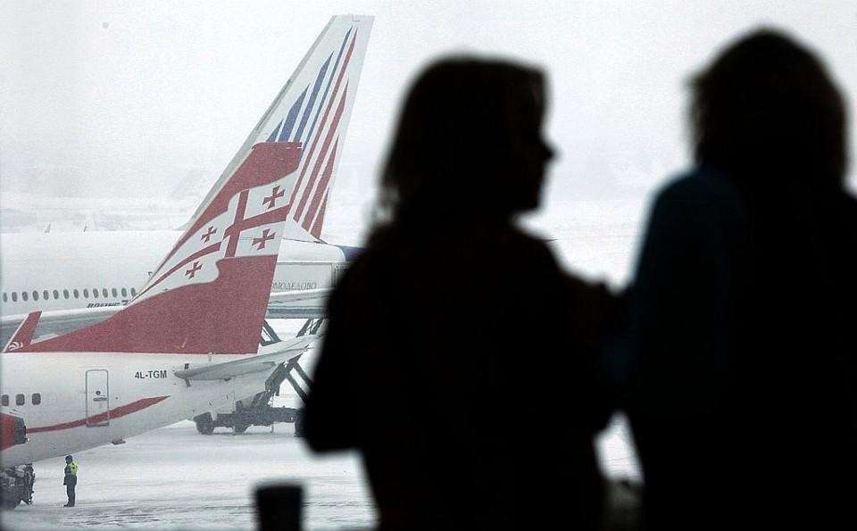 Pessoas observam avião da Georgian Airways n aeroporto de Moscou | Reuters