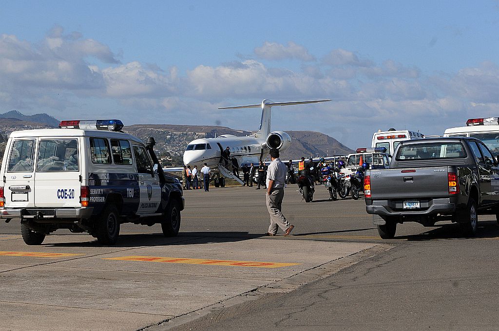 Zelaya embarcou na aeronave do presidente da República Dominicana, que ajudou a negociar a crise | AFP