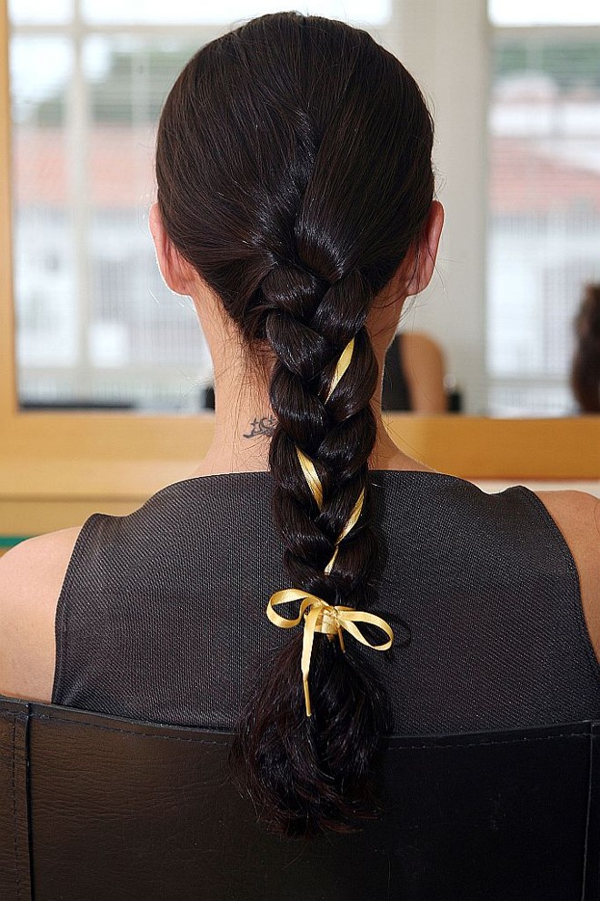 Como fazer - 3 - O resultado final depende do enfeite escolhido. Fitas de cetim deixar o look mais romântico. As de couro e colares de miçanga contribuem para o estilo folk. Pérolas imprimem sofisticação |