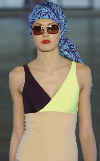 Nude, preto e flúor no look da Neon. | Agência Fotosite/São Paulo Fashion week