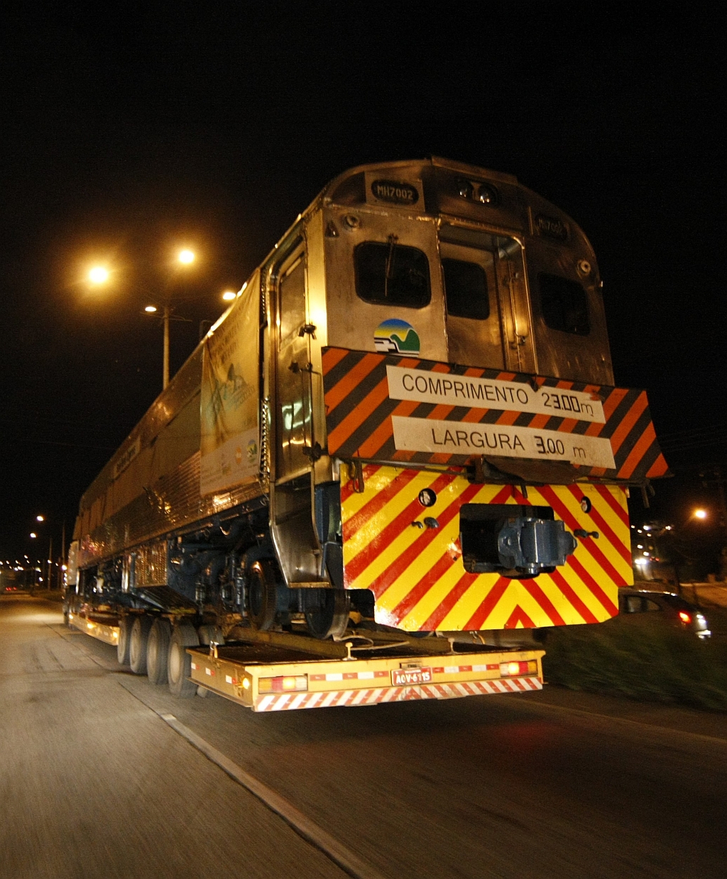 Transporte: trilhos foram postos em caminhão que leva litorina a Cariacica | Aniele Nascimento/Gazeta do Povo