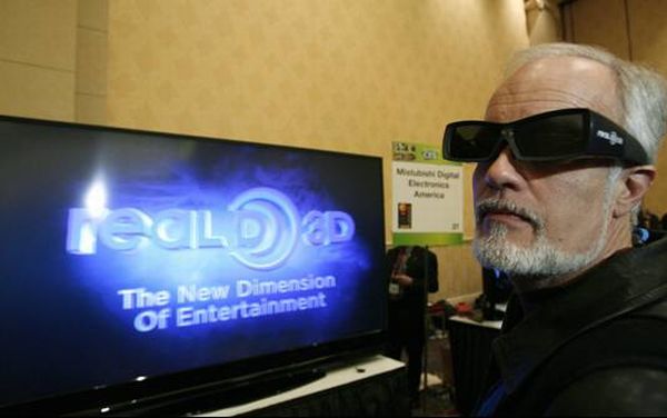 Visitante assiste à TV 3D na CES 2010, em Las Vegas | Reuters