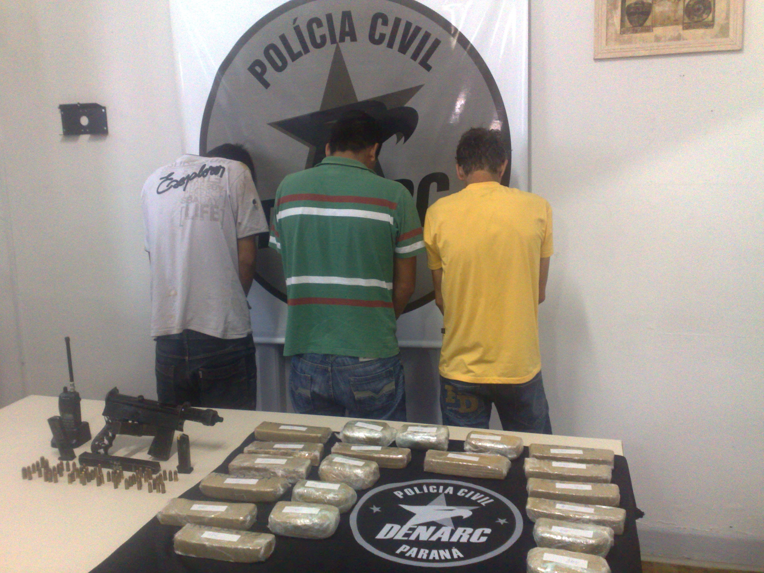 Três pessoas foram presas em operação da Divisão Estadual de Narcóticos. Allison Silva (esq) é acusado de comandar uma rede de distribuição de drogas em Curitiba | Adriano Ribeiro / Gazeta do Povo