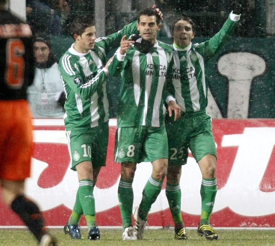 Ilan, ao centro, comemora gol pelo Saint-Etienne na Copa da Uefa em 2008: atacante é procurado por clubes brasileiros e europeus | Robert Pratta/Reuters