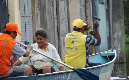 Com ruas alagadas, moradores do Parque das Nações, em Atibaia, precisam de barco para sair de casa | Bruno Azevedo/G1