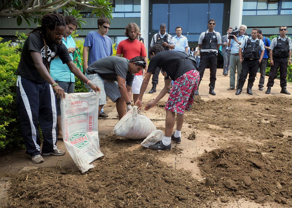 Cheirando mal: estudantes espalham esterco na frente da Assembleia Legislativa do DF. | Fábio Rodrigues Pozzebom/ABr