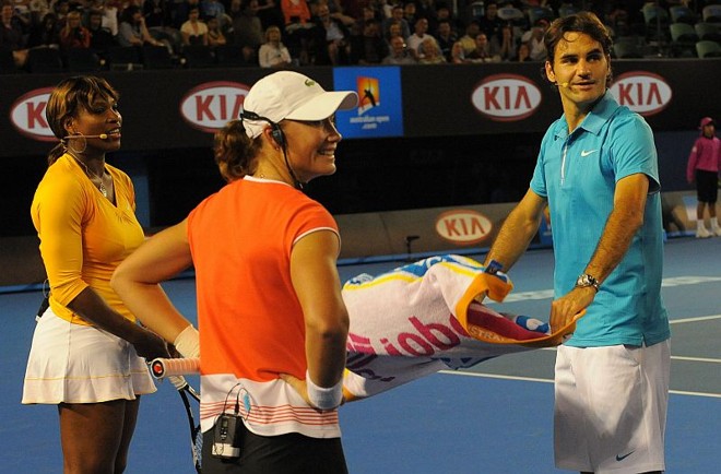 Roger Federer agita toalha próximo a Serena Willians e Samantha Stosur |