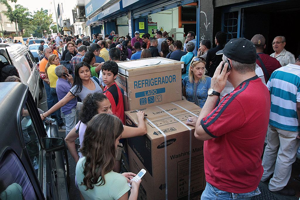 Venda de eletrônicos disparou em Caracas: Exército contra especulação | CarlosRamirez/AFP