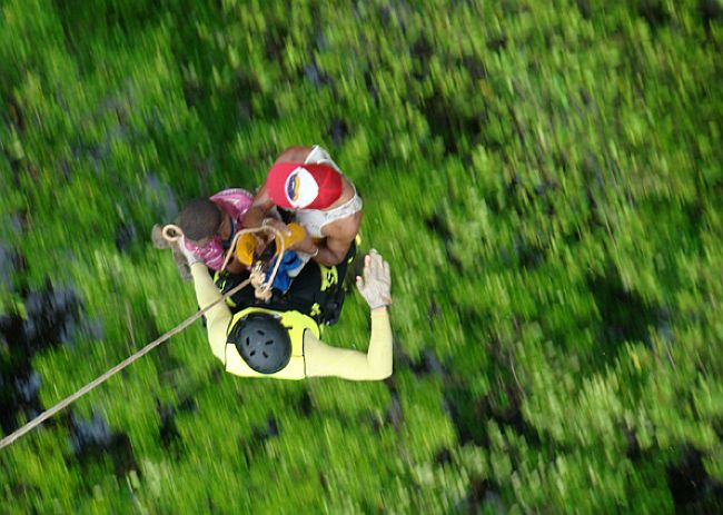 Vítimas foram içadas por helicóptero da corporação | Divulgação/2ª Companhia do Batalhão de Aviação da Polícia Militar de Santa Catarina