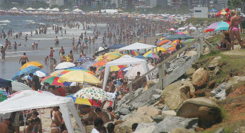 Tempo bom atraiu milhares de veranistas para Matinhos neste sábado | Jonathan Campos/Gazeta do Povo