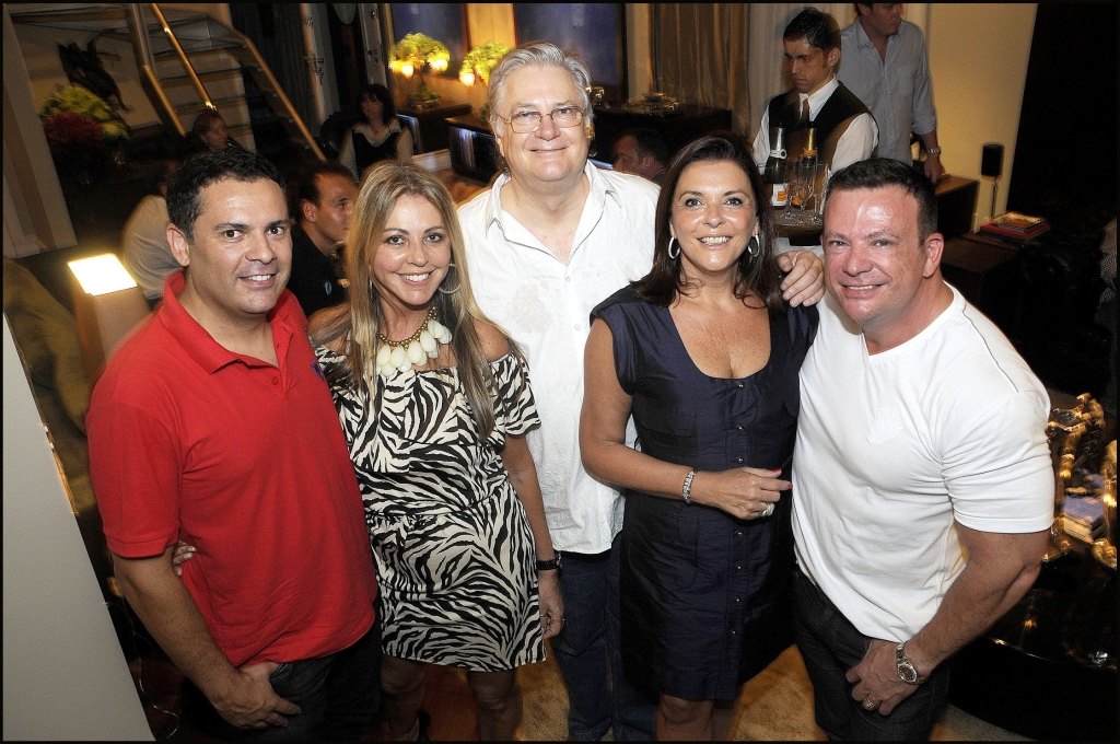 O badalado médico cosmiatra Eliseu Portugal (à dir.) reuniu pequeno grupo de amigos na terça-feira, em sua cobertura, para comemorar seu aniversário. No mesmo dia também estava aniversariando o empresário Luiz Fernando Mello (ao centro, de branco). Entre os presentes, Beatriz Séra (mulher de Luiz Fernando), Neuza Madalosso e o artista plástico Eleutherio Netto | Kraw Penas
