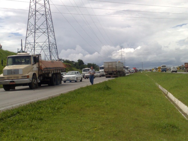 Segundo a Polícia Rodoviária Federal, os motoristas enfrentaram um congestionamento de sete quilômetros no Contorno Sul | 