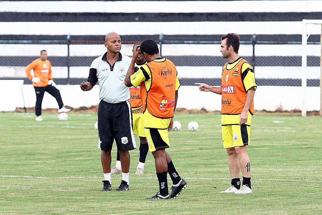O técnico Norberto Lemos, do Operário, orienta o time no Germano Krüger | Henry Milléo/ Gazeta do Povo