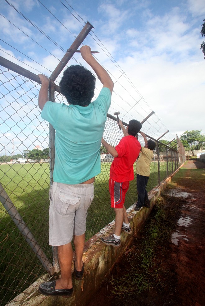 Mão na massa - Depois de ver o João Menezes Cavalcante reprovado pela Federação, 12 torcedores fanáticos pelo Engenheiro Beltrão resolveram arregaçar as mangas, colocar a mão na massa e ajudar nas reformas do estádio. Desde sexta-feira, os torcedores estão refazendo os trabalhos realizados por uma empreiteira, mas reprovados pela Comissão de Vistoria. Eles construíram os sanitários masculinos e femininos, colocaram o arame farpado em cima dos alambrados e ajudam a reconstruir o muro de divisão entre as torcidas, exigências da FPF. Hoje, às 14 horas, a entidade confirma o local do jogo contra o Paraná, quinta-feira, provavelmente Paranavaí | 