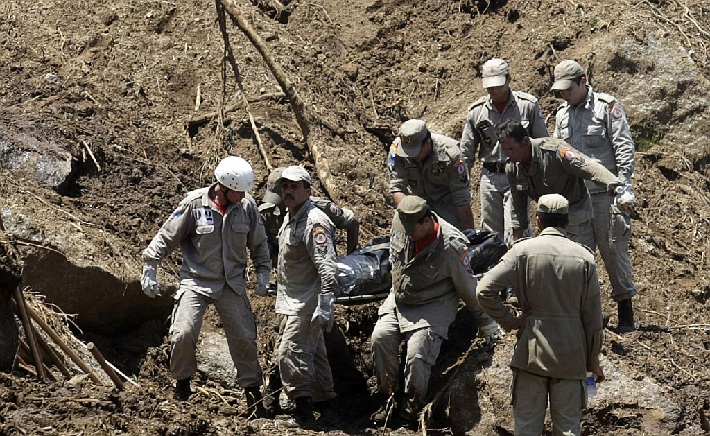 Bombeiros retiram corpo de vítima do deslizamento | Reuters
