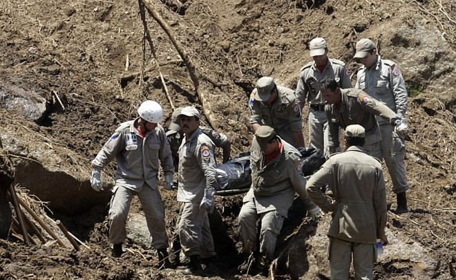Bombeiros retiram corpo de vítima do deslizamento |
