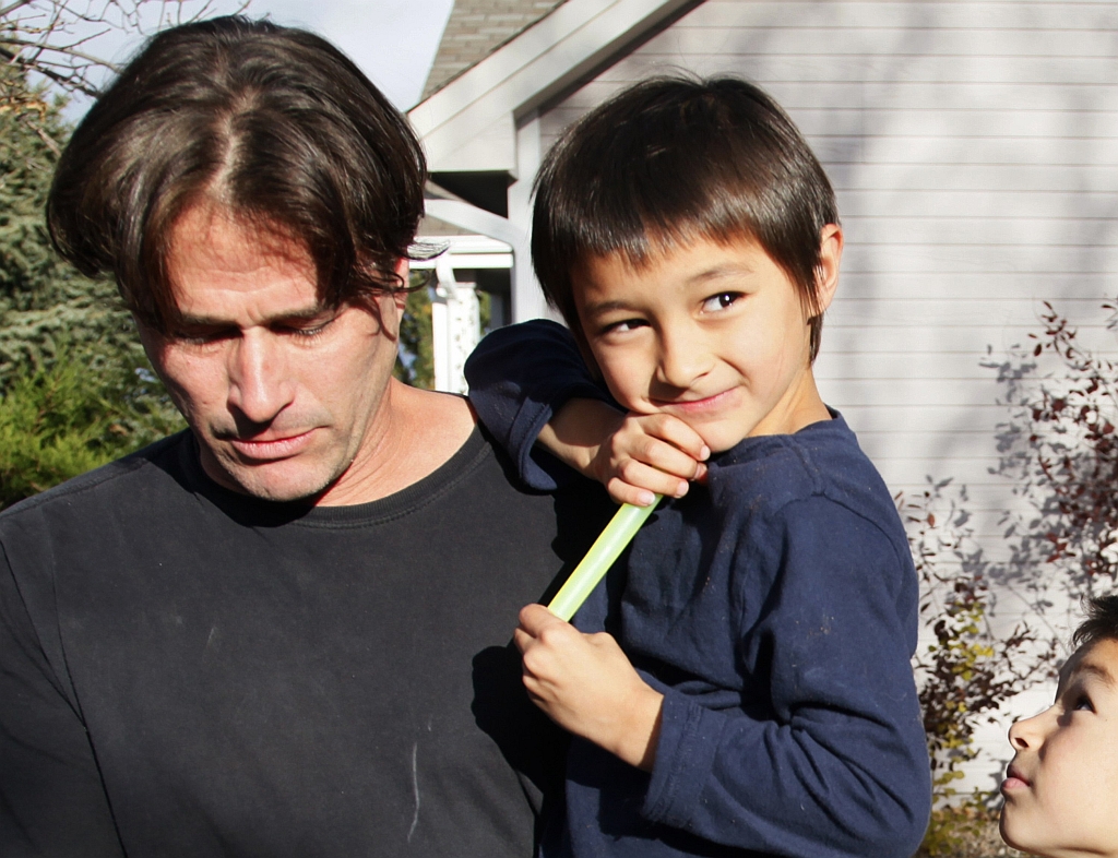 Falcon Heene no colo de seu pai. Polícia afirmou acreditar que o balão foi um golpe publicitário | Reuters