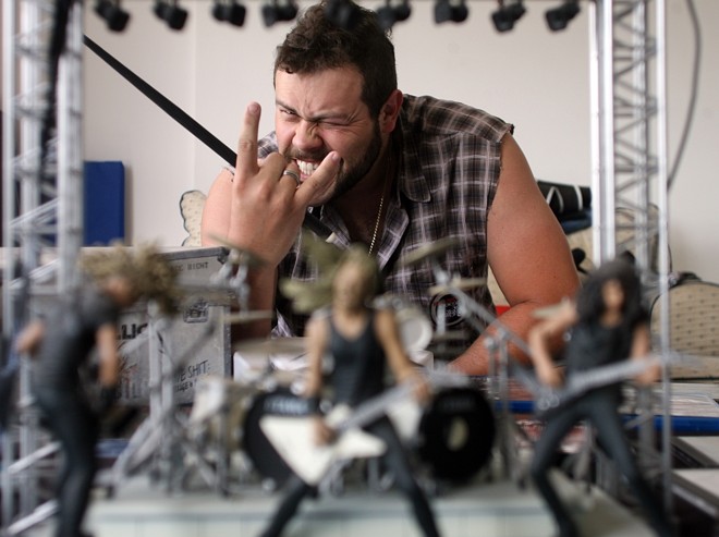 Michael Bahr: bonecos e a baqueta que recebeu das mãos de Lars Ulrich |