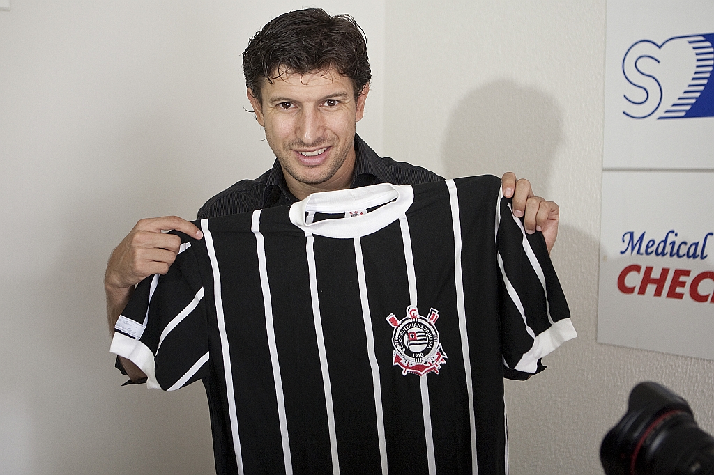 Primeiro reforço apresentado pelo Timão, o paranaense Tcheco reencontra Mano Menezes, seu técnico no Grêmio de 2007 | Daniel Augusto Jr./ Foto Arena