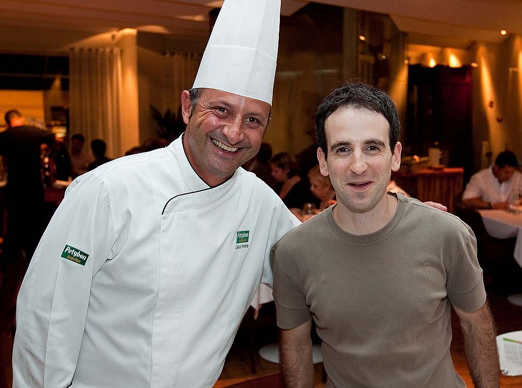 O chef Celso Freire recebeu Daniel Warren, apresentador do Disney Channel, no Guega Ristorante, na noite de sábado. Warren, um rosto bem conhecido da garotada, foi repor as energias depois de passar o dia comandando oficinas da Disney no shopping Mueller, onde fez o maior sucesso com a turminha | Naideron Jr.