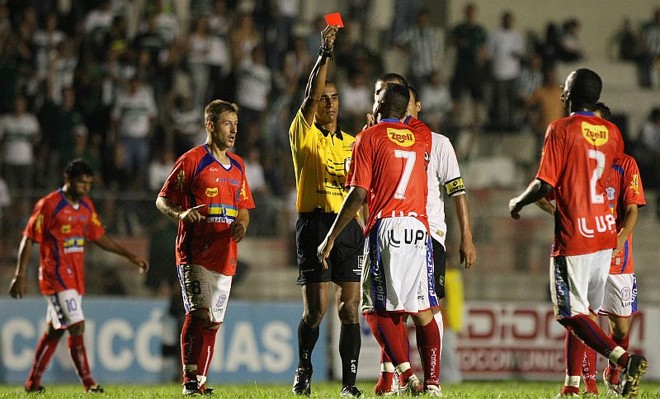Vágner Rosa foi expulso aos 43 minutos do segundo tepo em um jogo em que o primeiro cartão foi apenas aos 35 da etapa final |