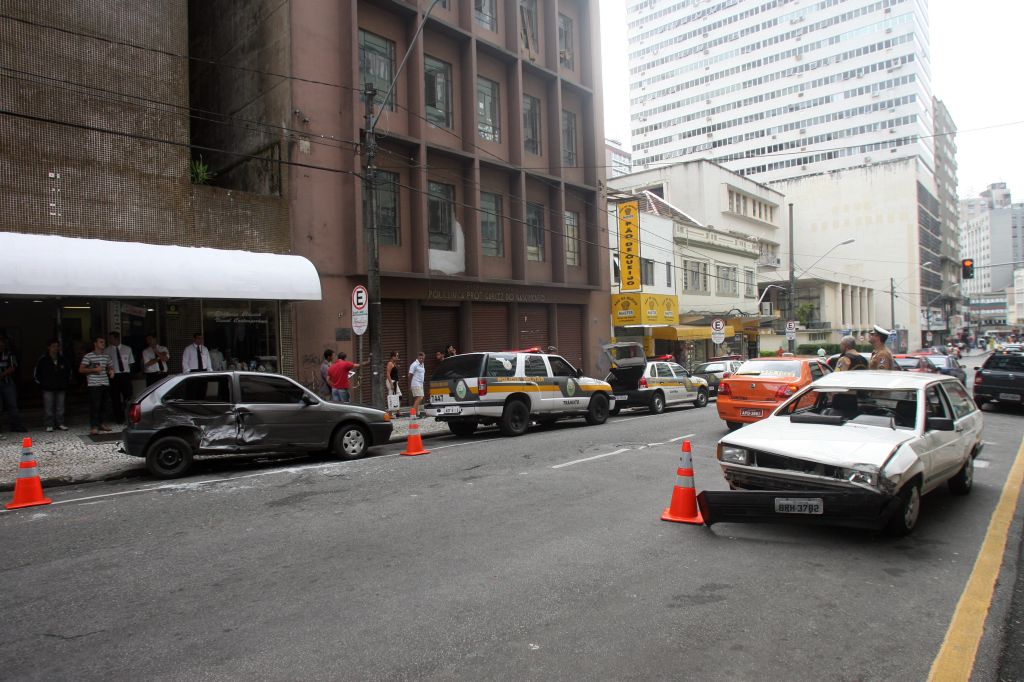 Acidente ocorreu na Ébano Pereira por volta das 9h30 | Priscila Forone / Gazeta do Povo