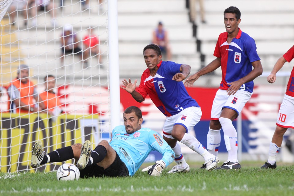 Atacantes paranistas criaram poucas chances de gol. Goleiro Alexandre, do Rio Branco, se destacou | Giuliano Gomes / Agência de Notícias Gazeta do Povo