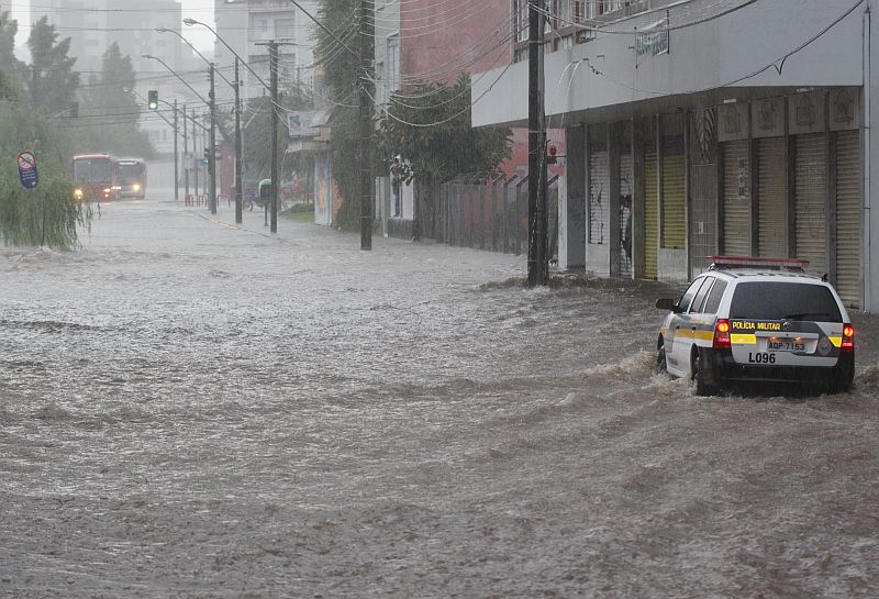 Região perto da Rua Visconde de Nacar ficou bastante alagada | Giuliano Gomes/Agência de Notícias Gazeta do Povo