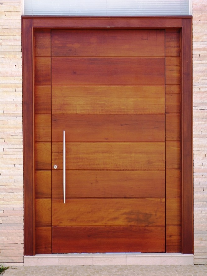 Modelo maciço pivotante . Na Portas e Janelas Mercês, a partir de R$ 1 mil |