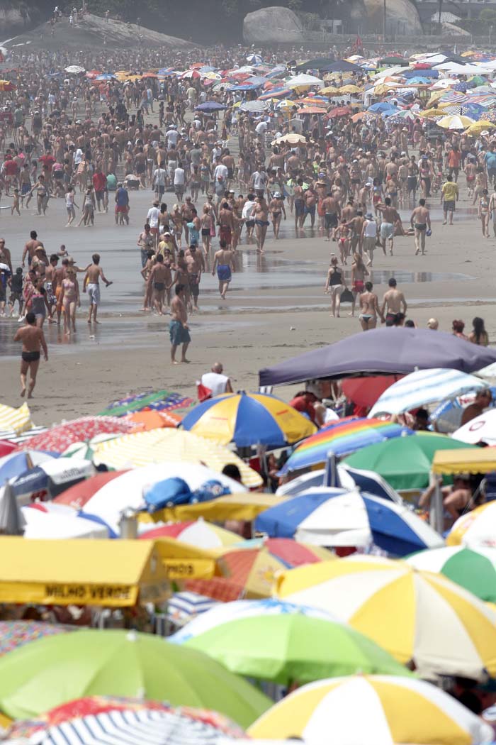 Movimento neste sábado pode ser como o de sexta-feira, quando 400 mil pessoas circularam pela areia de Matinhos e Caiobá | Jonathan Campos/Gazeta do Povo