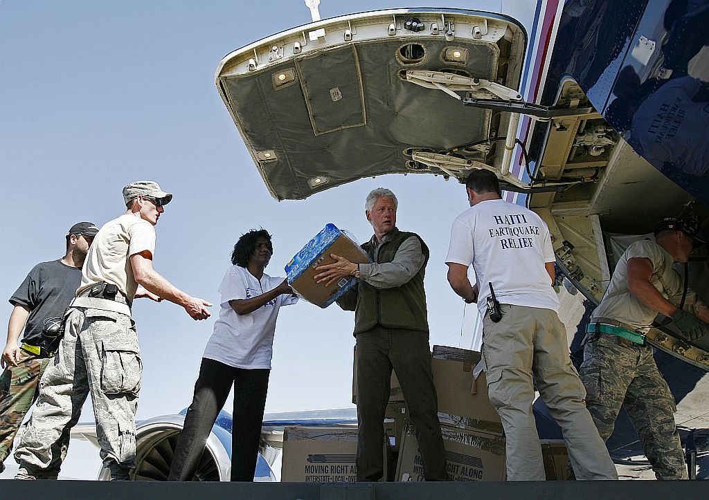 Ex-presidente americano Bill Clinton ajuda a descarregar doações no haiti | Reuters