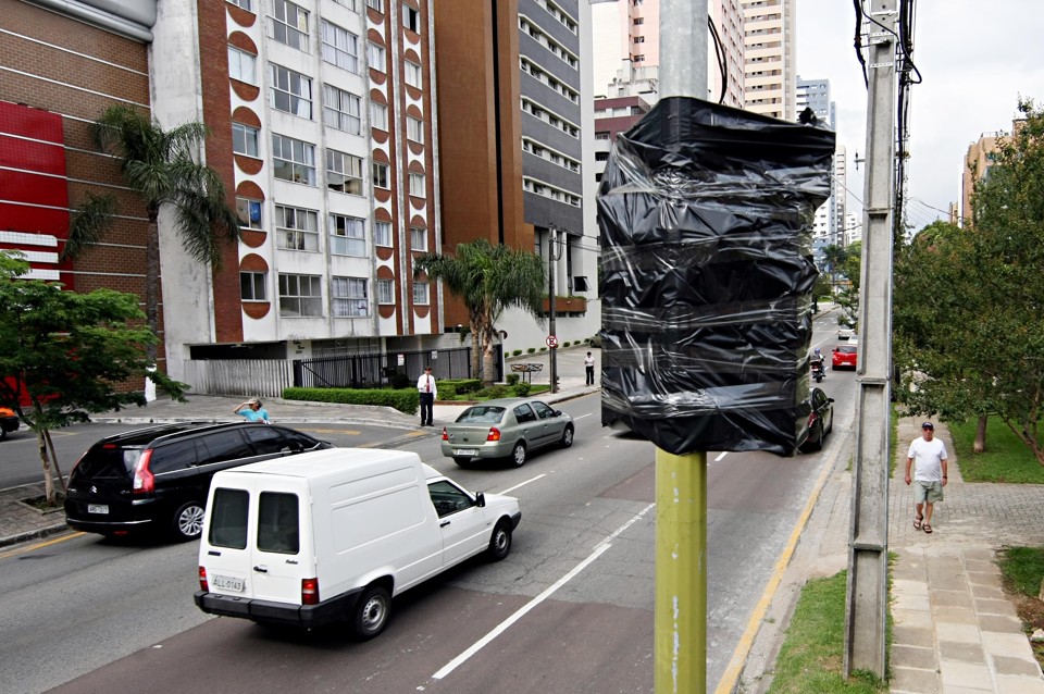 Alguns equipamentos foram cobertos com plástico preto para demonstrar que não estavam operando | Albari Rosa / Agência de Notícias Gazeta do Povo