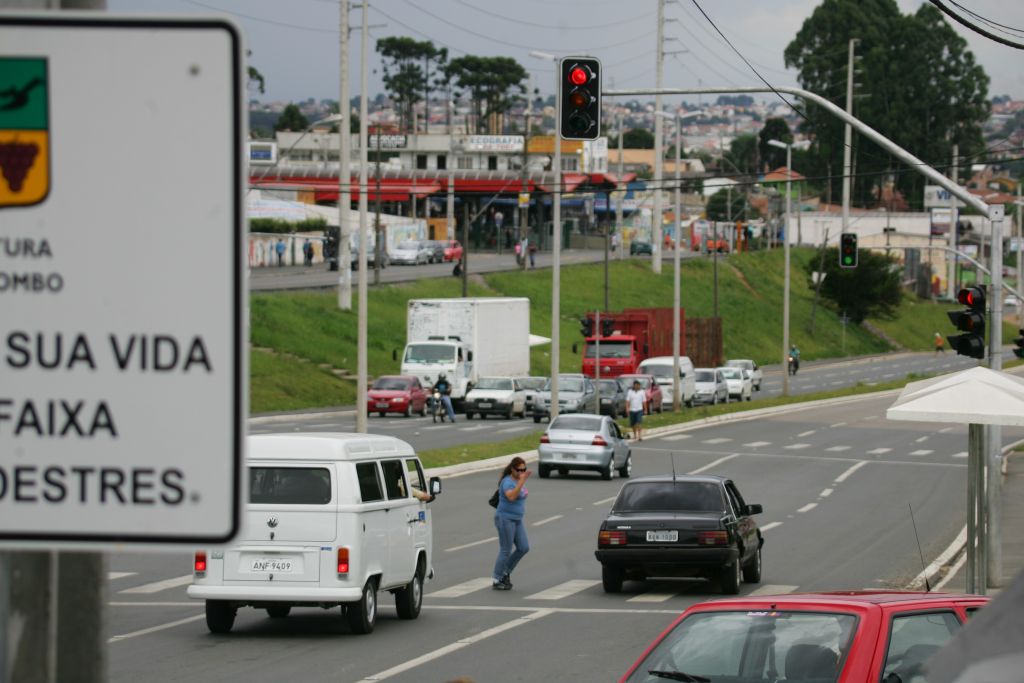Cruzamento em Colombo, um dos tantos exemplos no Paraná de desrespeito constante às leis de trânsito | Daniel Castellano/Gazeta do Povo