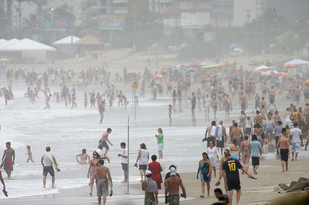 Apesar do dia nublado, há movimento nas areias das praias do Paraná | Jonathan Campos/Gazeta do Povo