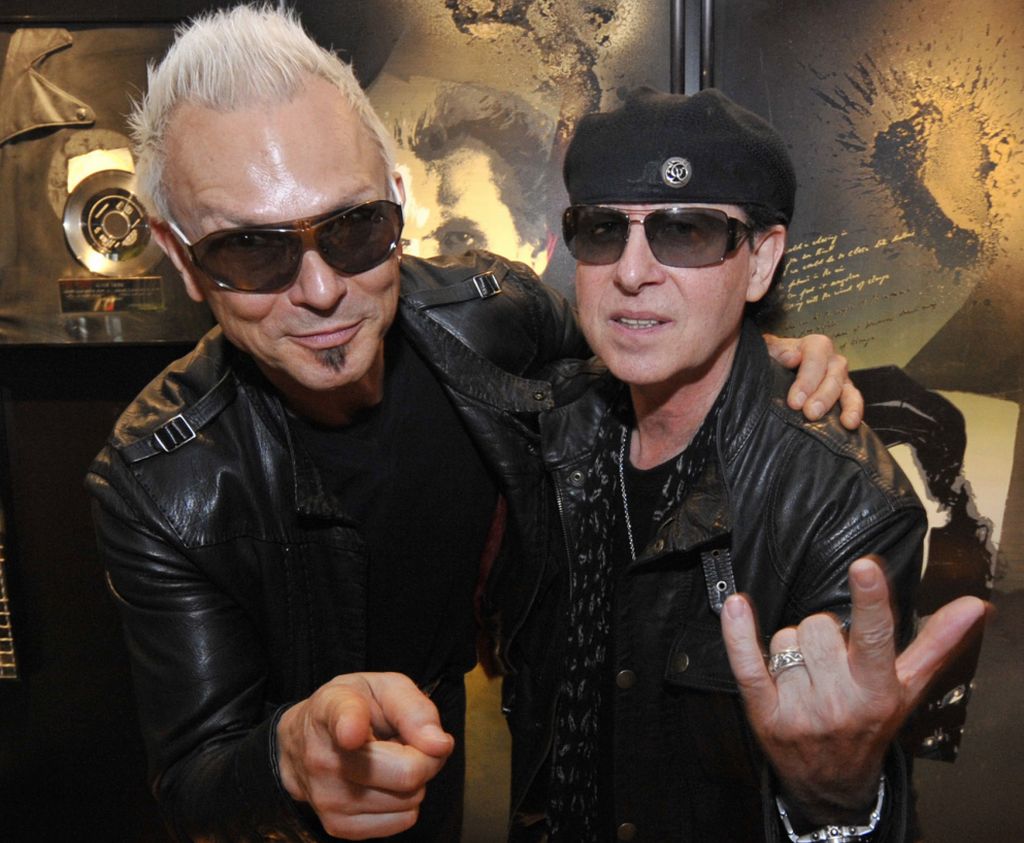 Canto Klaus Meine (dir.) e o guitarrista Rudolf Schenker do Scorpions em foto de arquivo: último álbum será lançado em março | John Macdougall / AFP Photo