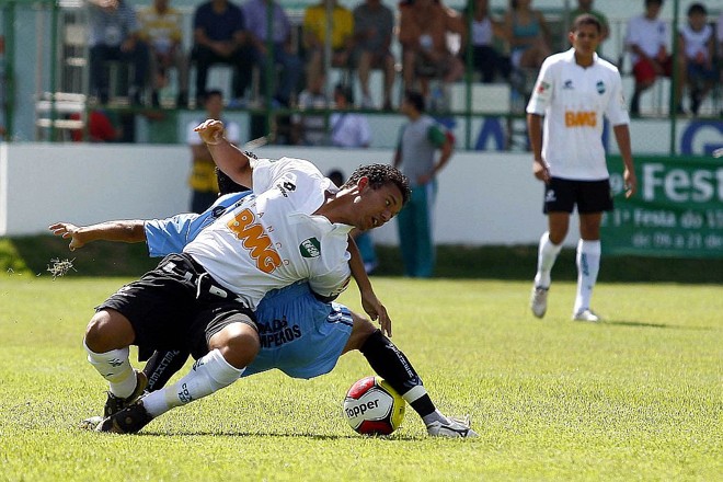 O meia Djair, do Coritiba, recebe dura marcação do jogador do Paraibano |