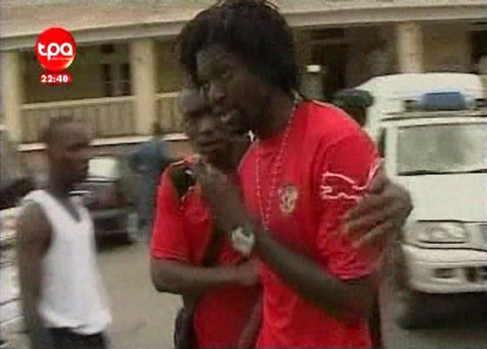 Craque da seleção togolesa, Adebayor deixa o hospital em Angola. | Reuters