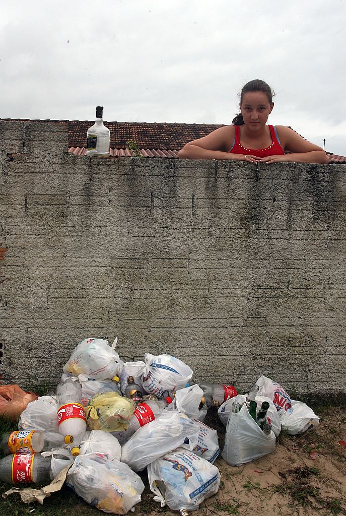 Bruna Poli: lixo cinco dias em frente de casa | Hedeson Alves/Gazeta do Povo