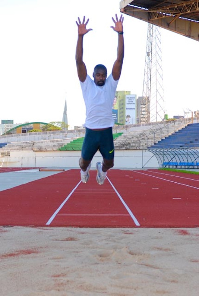 O recordista brasileiro e sul-americano de salto triplo treina em Maringá por duas semanas |