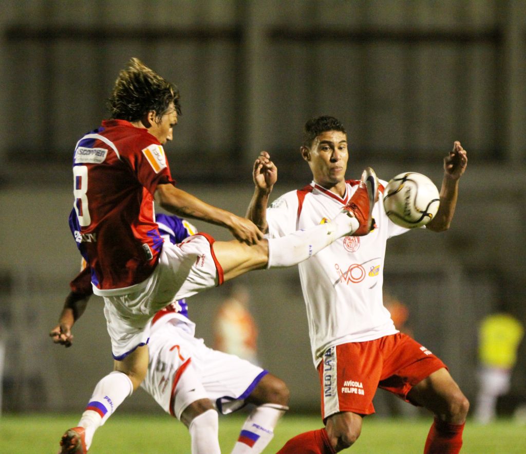 João Paulo disputa lance contra jogador do Vermelinho: volante cobrou a falta que resultou no primeiro gol do jogo | Giuliano Gomes / Gazeta do Povo