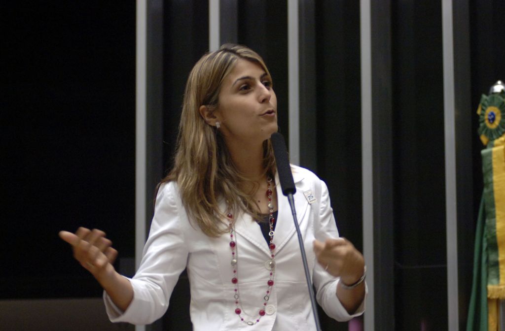 Manuela: tentando aparecer. | Elton Bomfim/Ag. Câmara