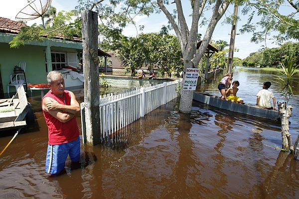 Isaías abriga cinco pessoas que tiveram as casas alagadas | Marcelo Elias/Gazeta do Povo