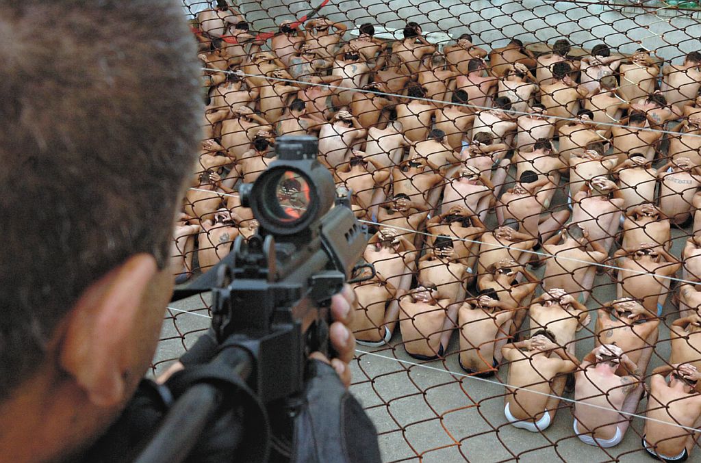 Condições subumanas nas cadeias; minorias discriminadas; violência gerada pelo narcotráfico: de uma forma ou de outra, praticamente todos os brasileiros têm seus direitos humanos violados no Brasil, segundo o relatório da Human Rights Watch | Arquivo