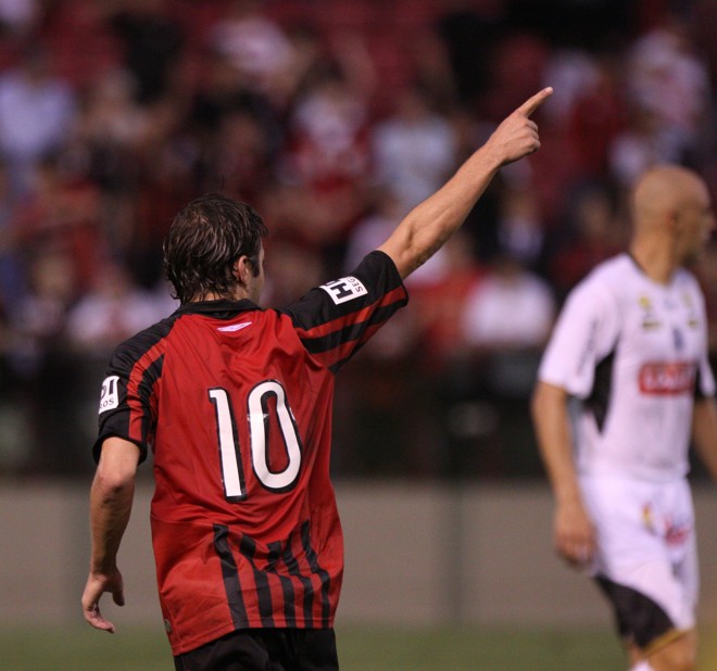 Afastado em 2009, Netinho deixou o dele na derrota do Atlético para o Operério |