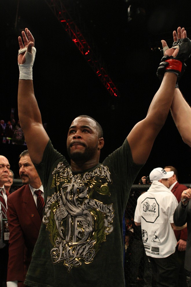 Rashad Evans recebe a confirmação da vitória por decisão unânime dos juízes | 