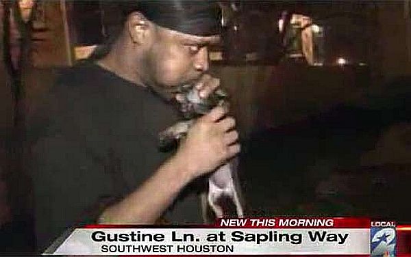 Homem faz respiração boca-a-boca para salvar cão de estimação | Reprodução/KPRC