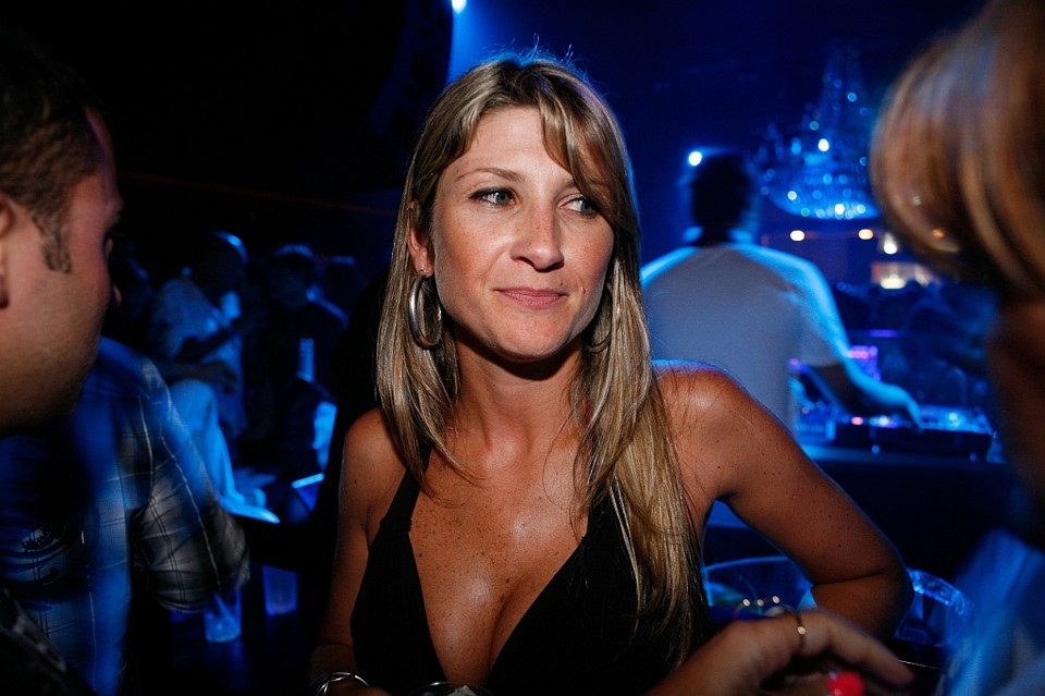 Juliana Andreatta, da equipe da Philip Morris em Curitiba, aproveitou a ação promocional que fazia nas praias de Florianópolis para conferir a festa na boate Posh, em Jurerê Internacional, nesta quinta-feira. Quem comandou as picapes foi o DJ curitibano Edo Krause, um dos sócios da casa | Marcelo Schmoeller