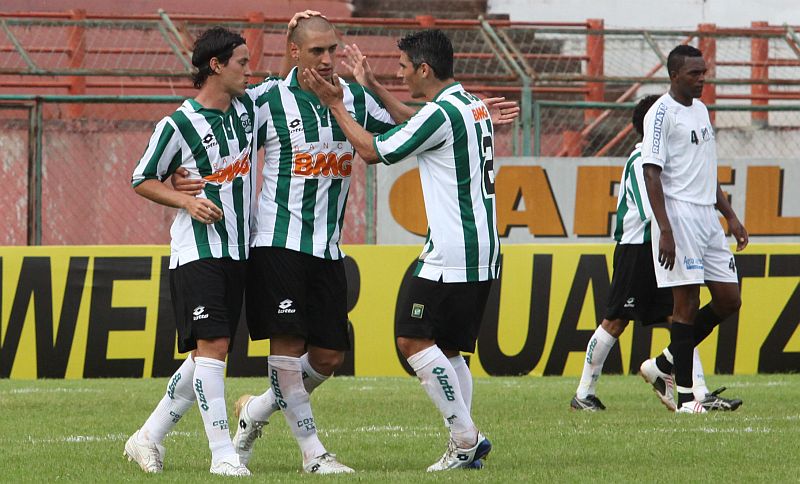 Ariel comemora o gol, o terceiro dele no campeonato em quatro gols | Dirceu Portugal / Gazeta do Povo