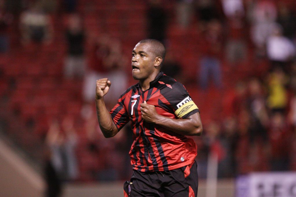 O capitão atleticano Alan Bahia foi o destaque do massacre atleticano contra o frágil Serrano, de Prudentópolis. Meia marcou os dois primeiros gols do baile | Giuliano Gomes/Gazeta do Povo